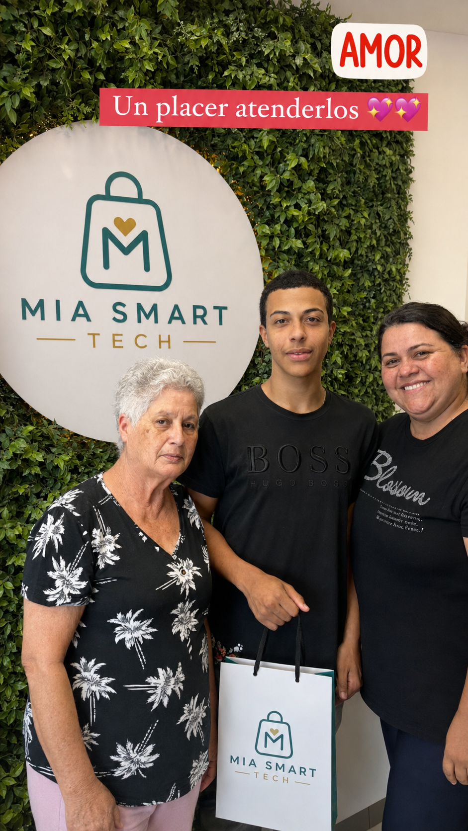 Familia de clientes con su bolsa de compra frente al logo de MIA SMART TECH